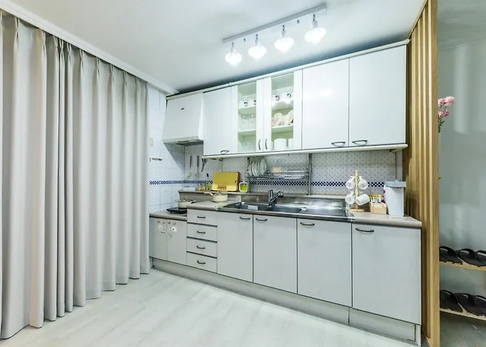 7호선5분,신사 가로수길10분,코엑스 차로10분,강남,논현,학동역,넓은2room,3qbed *