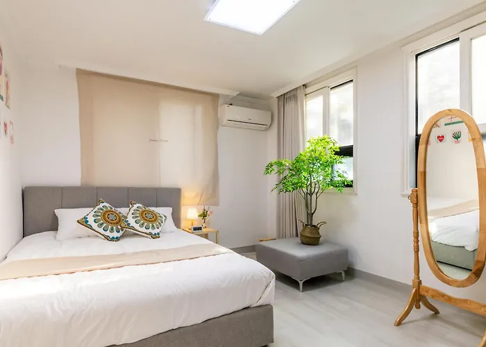 7호선5분,신사 가로수길10분,코엑스 차로10분,강남,논현,학동역,넓은2room,3qbed *