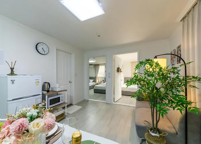 7호선5분,신사 가로수길10분,코엑스 차로10분,강남,논현,학동역,넓은2room,3qbed Villa