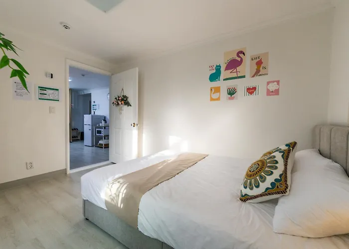 7호선5분,신사 가로수길10분,코엑스 차로10분,강남,논현,학동역,넓은2room,3qbed